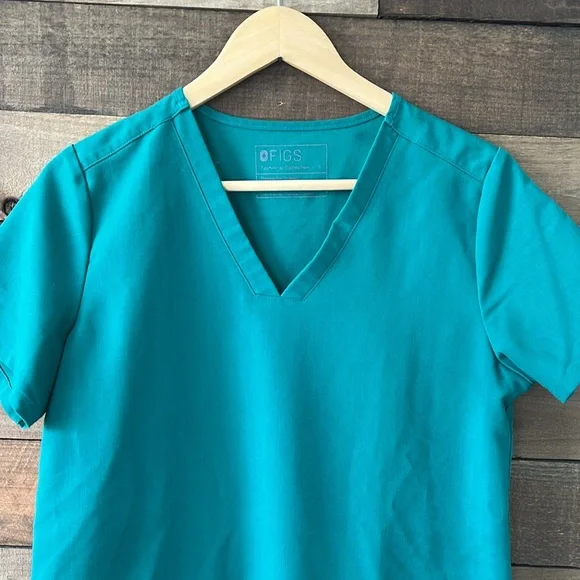 Figs Women's Casma Pocket V-Neck Short Sleeve Scrub Top in Hunter Green - Picture 3 of 7